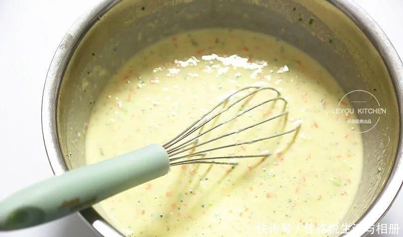 西兰花|10分钟早餐饼，不用揉面，有菜有蛋，放凉了吃也很软