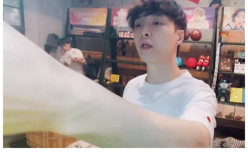 去仓库兑换东西,张艺兴和彭昱畅的选择体现出人品差距!