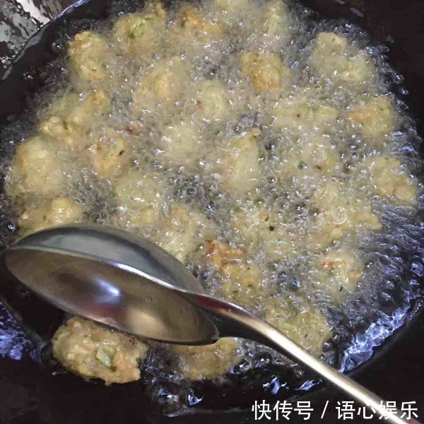 40年大厨炸丸子的秘诀：掌握这个技巧，包你炸出圆润香酥的丸子