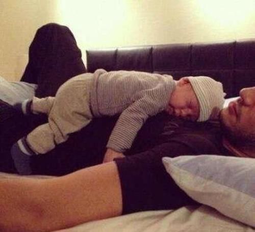 父母|“佛系”父母带娃睡觉火了,网友父母才是真爱,孩子只是附带