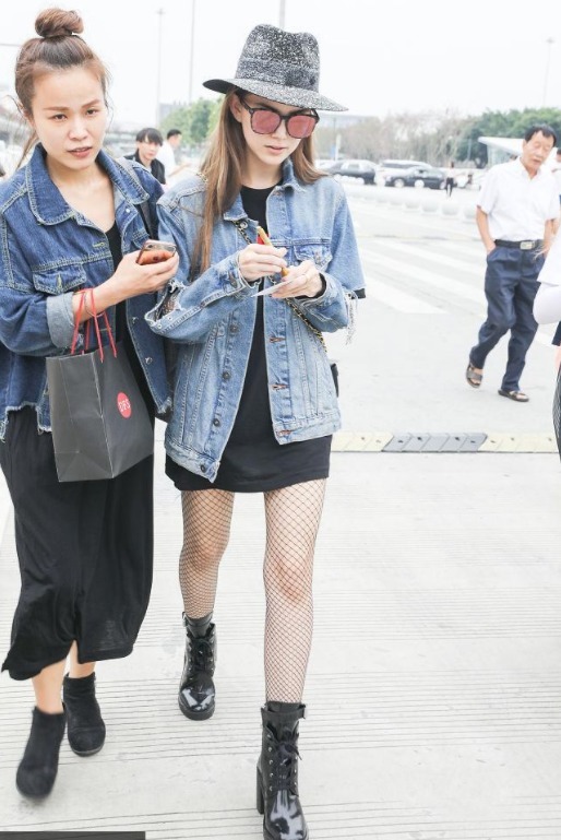 连衣裙|昆凌不愧是天王嫂,牛仔外套搭渔网袜个性洋气,漫画腿绝了