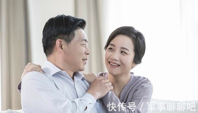 老夫老妻|60岁夫妻还共住一屋，是夫妻情深还是条件不允许？