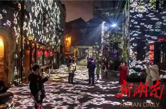 美轮美奂！洪江古商城动态景观灯引游客点赞