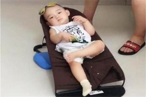 外面的世界|爸爸“另辟蹊径”式带娃,宝宝满意的翘起了二郎腿,网友:求同款