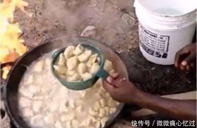 非洲人模仿中国人做饺子,看到成品后笑岔气!就算给我钱也不吃