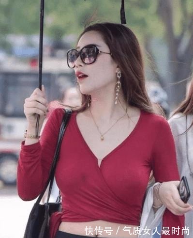 框眼镜 酒红色上衣搭配开叉裤，身材高挑，展现性感魅惑！