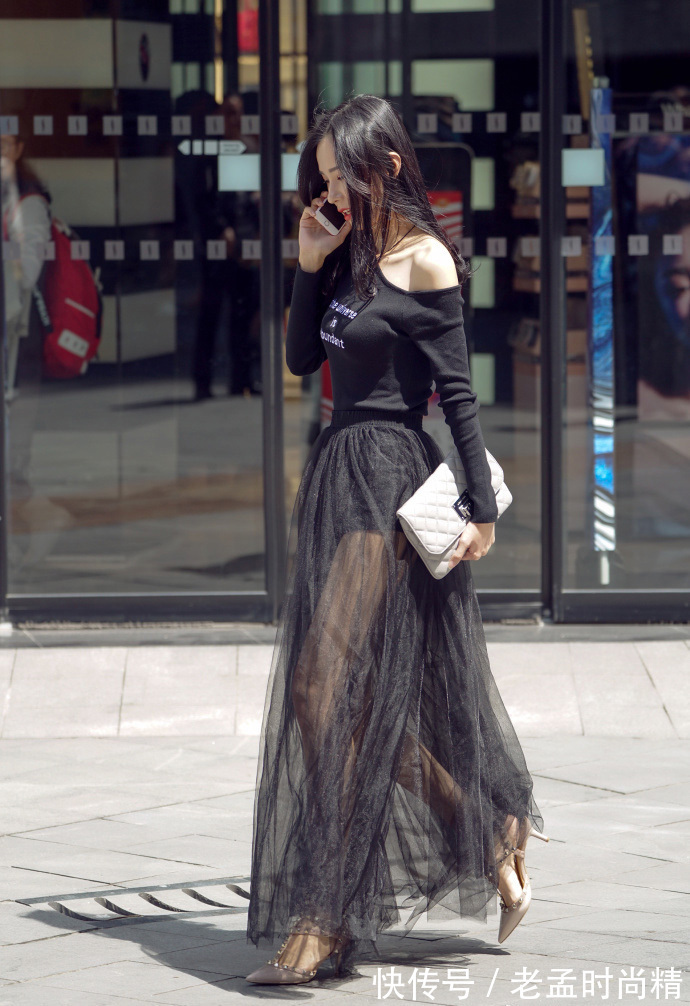 低领毛衫|街拍,黑色低领毛衫搭配牛仔裤,时髦又有女人味!