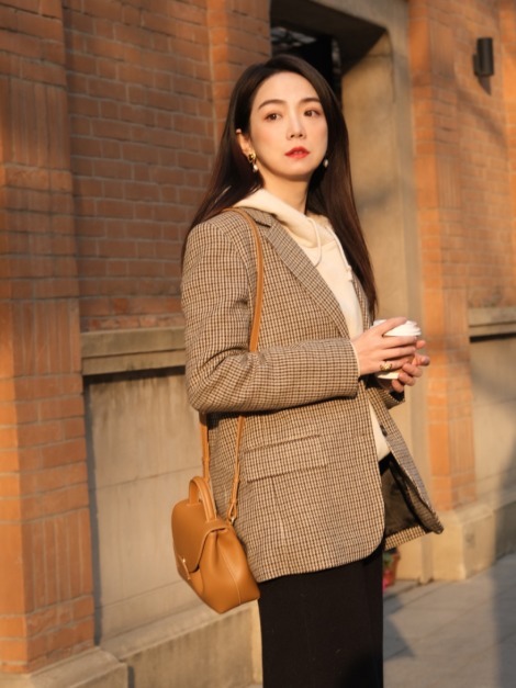 大长腿 格纹外套是今年冬季最飒单品,穿到明年也不过时,快来试试吧