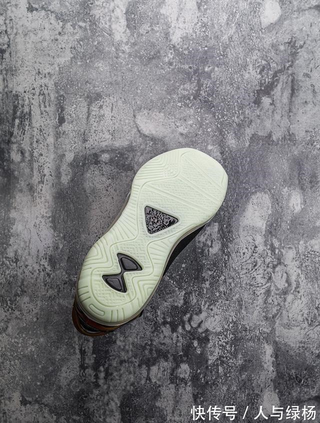 spac 「大灌篮」LeBron 8 抢先上脚!这个细节很多人都没看懂