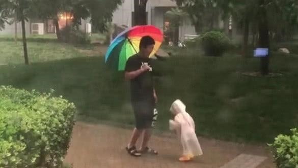 淋雨|“不省心奶爸”带娃一起淋雨火了,奶奶拎着扫把还有3秒到达现场