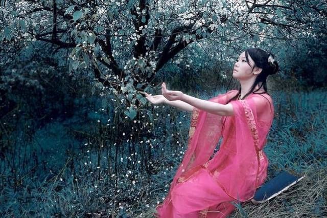 裙子|古代女子穿裙有哪些讲究?拜倒在石榴裙下,这一典故出自何时