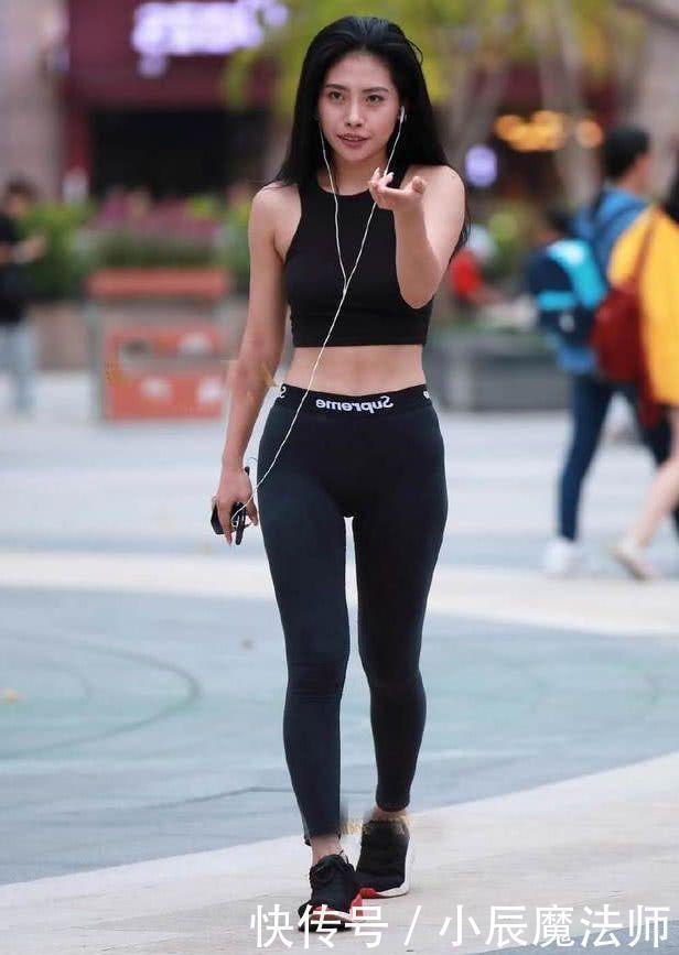 美女穿搭打底裤有着非常好的减龄效果,遮住赘肉,展现紧致玲珑曲线