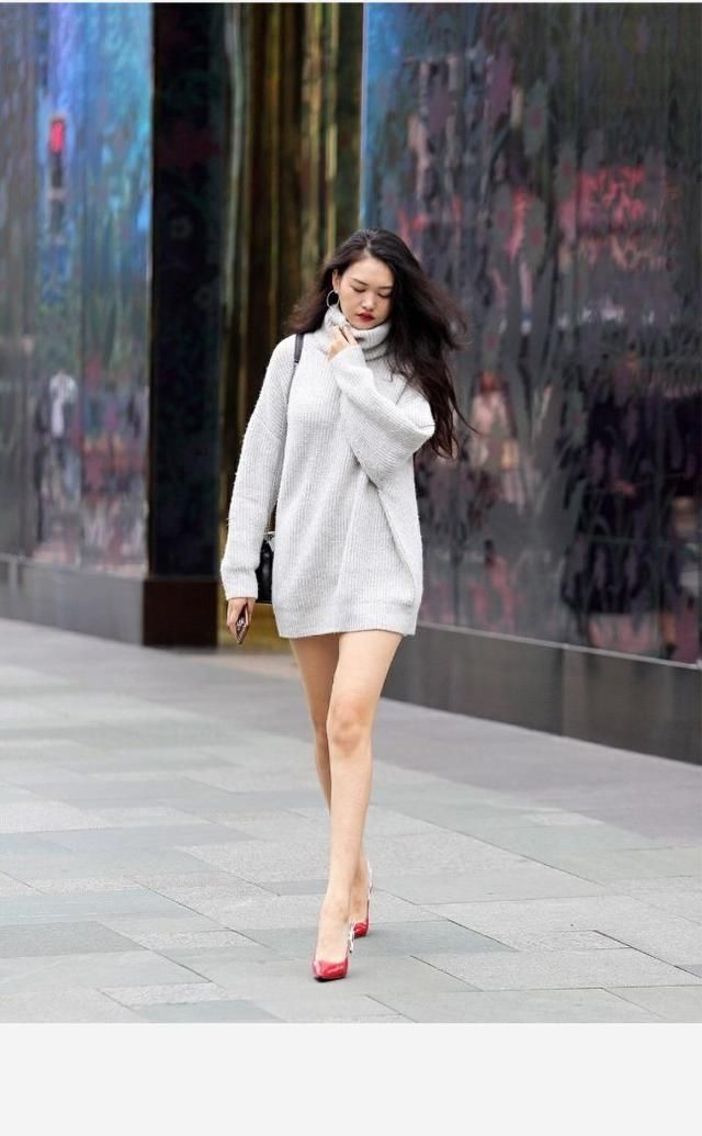 街拍姑娘穿衣服秀美腿,搭配红色高跟鞋很显眼