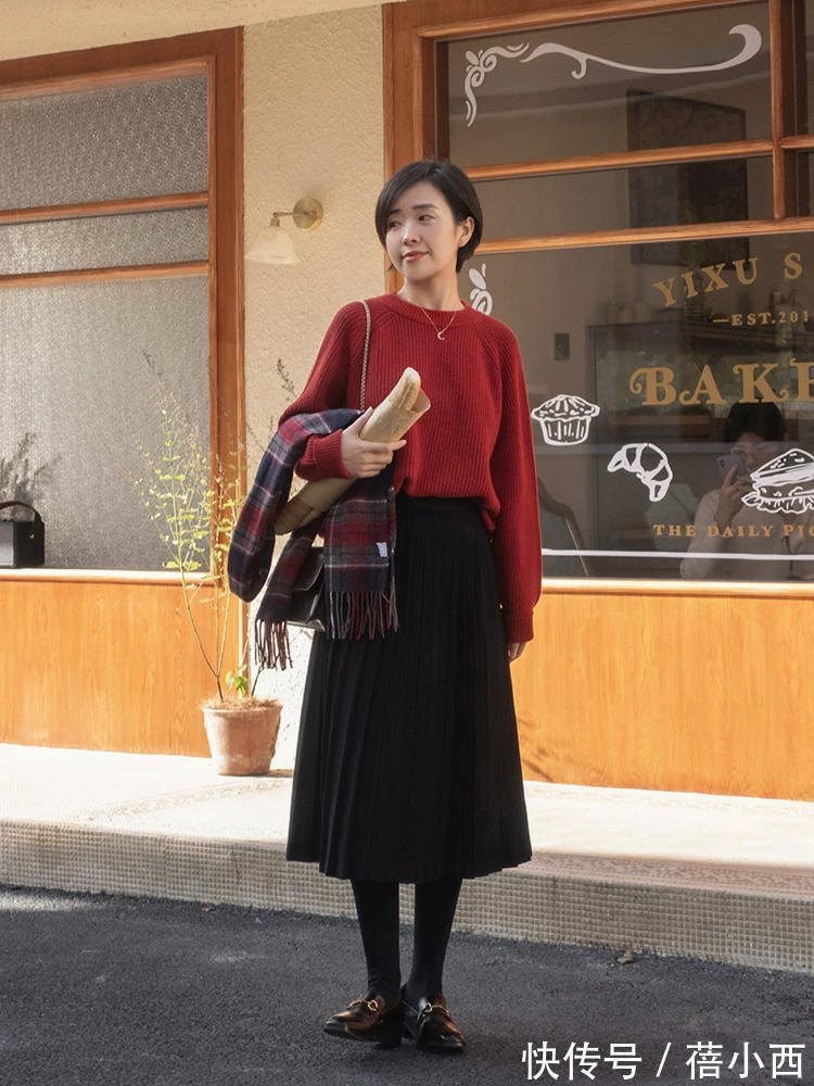 气质 30+女性看过来!今年流行“圆领毛衣”,简约设计穿出气质女人味