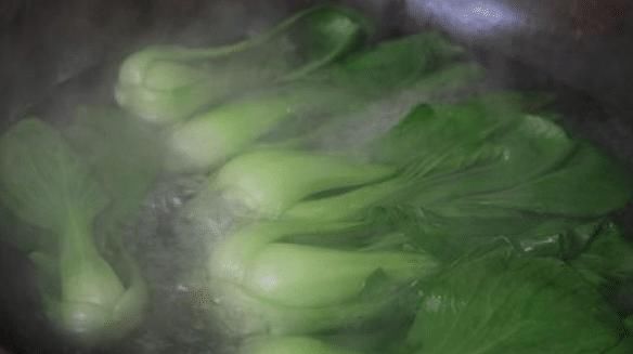  炒绿叶菜，总是发黄还出水？大厨教你3招，翠绿又脆嫩，还不出水