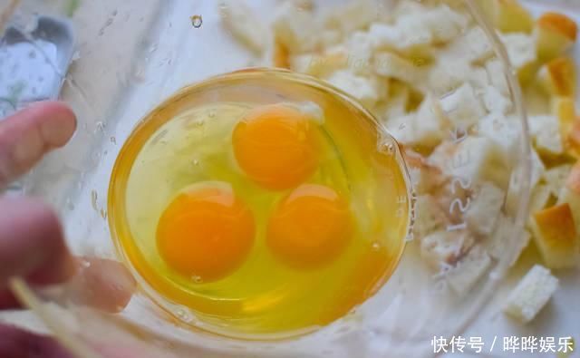 2个吐司面包3个生鸡蛋,做小孩最喜欢的早餐饼,比比萨简易多了