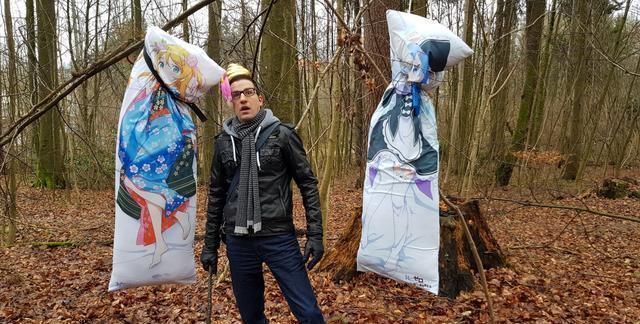 二次元|宅男让老妈晒二次元枕套，场面十分尴尬，这就是公开处刑