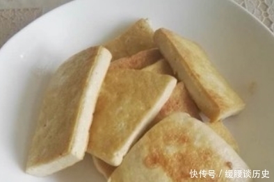 做红烧豆腐,有人先煎有人先煮,两种做法都不对!难怪不鲜不入味
