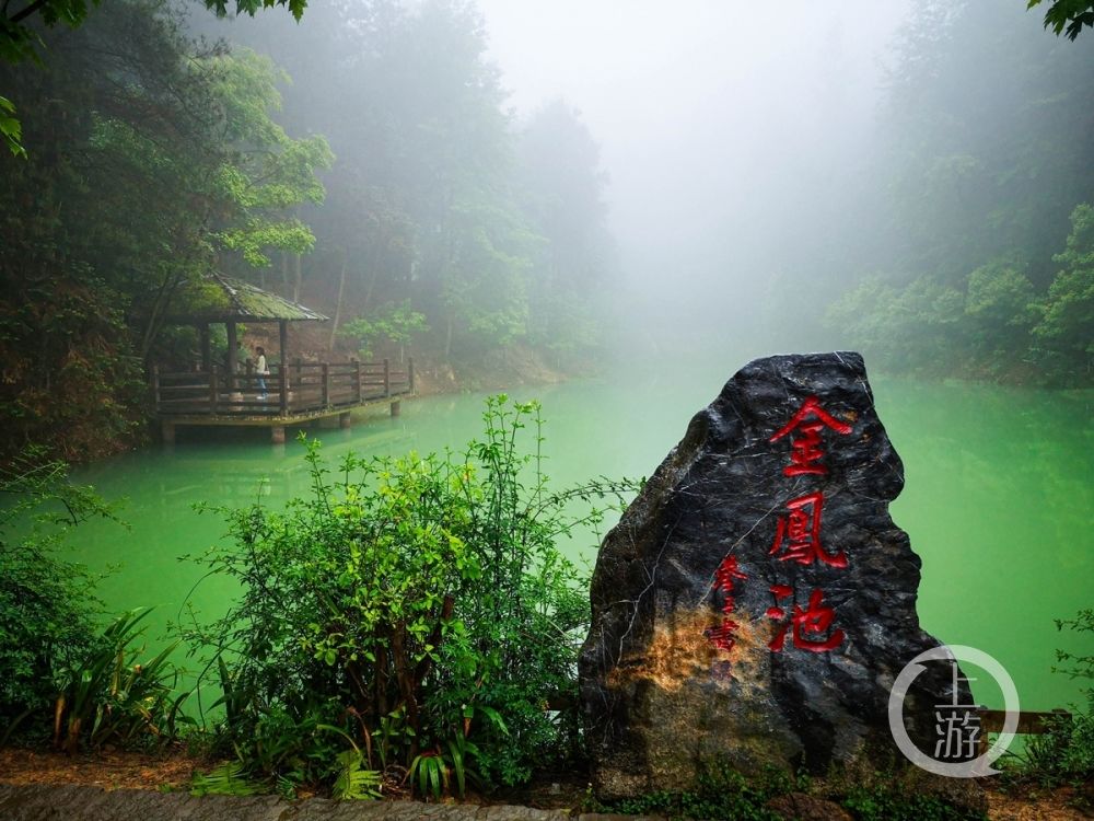 暮春雨雾罩九凤 初夏瑶池似画图