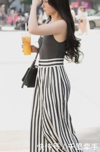 诱人|街拍:一位微胖美女穿着吊带,性感诱人,成为路人的焦点