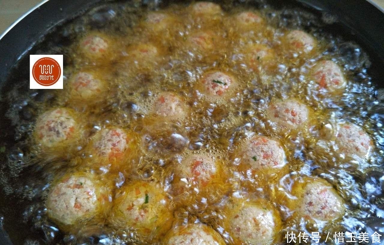 我炸的豆腐丸子香又嫩,怎么吃都不腻,边炸边吃,端上桌都快没了