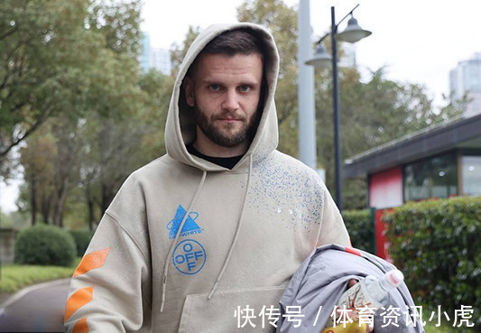 引援|泰山第一签!中超大衣哥加盟只差官宣 体坛:海港已锁定国脚中卫