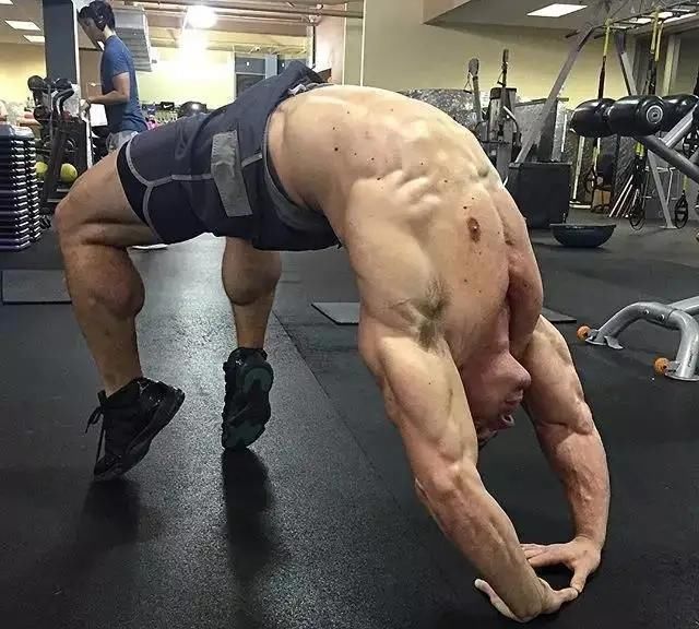 肌肉|健身界的大神，体重208斤体脂率竟只有10％，超猛肌肉碾压众人