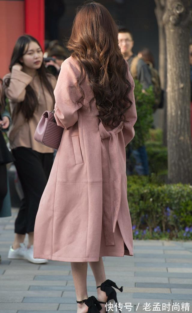 百褶裙|街拍:连衣裙的搭配美丽又随性,尽显极致女人魅力,让你充满时髦感