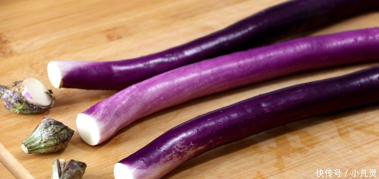 茄子别再炒着吃了,教你一种新做法,比大鱼大肉香,做三根不够吃