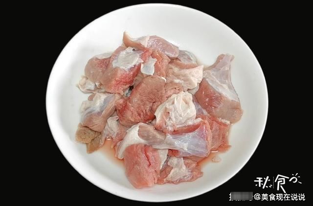 红烧牛肉怎么做，才能肉嫩、汤鲜？这2种料记得加，牛肉又嫩又香