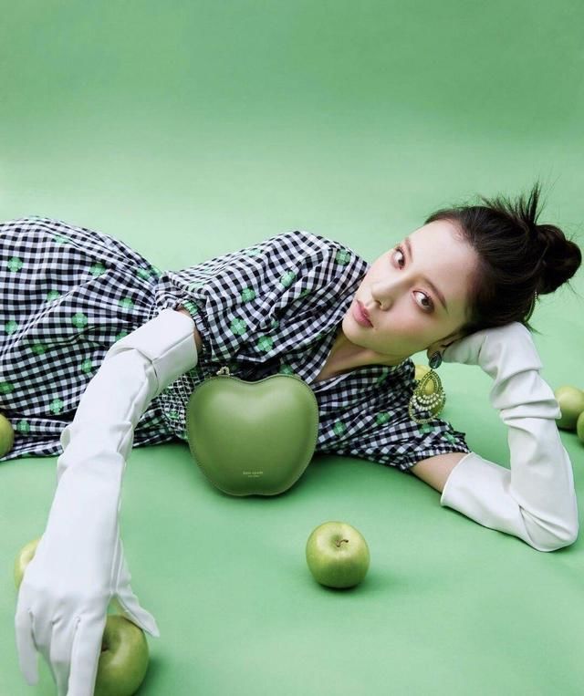 街拍小姐姐身材太好了,穿绿色抹胸裙白到发光,配初恋发真迷人