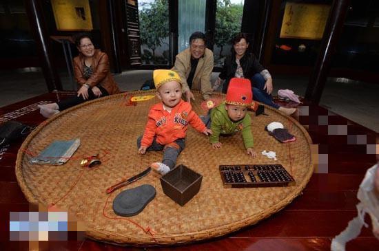 好奇心|地铁上,3岁宝宝盯着一个人看了20分钟,妈妈转头一看笑喷了