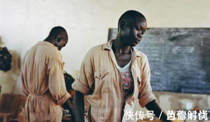 获奖#凭借残忍照片获奖无数,作者却在骂声中自尽,27年后女孩现状怎样!