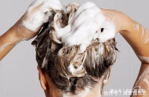 老年人经常烫染发质差,头发毛躁还显老,三个妙招让头发恢复如初