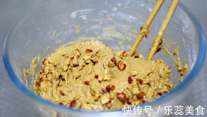 模具|面粉只会做包子馒头？不如做成发糕，一拌一蒸，又松软又香甜