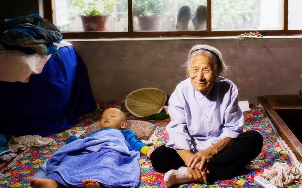 亲子|从小和父母睡,和从小同老人睡的孩子,长大后差距不是一般得大