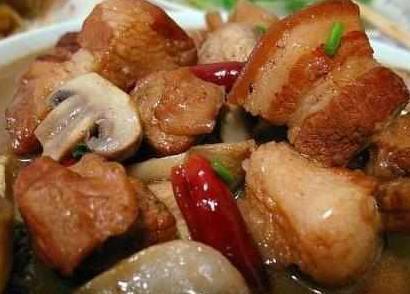 家里来客人时做几道下饭美食，上桌后抢着吃，大家直夸大厨