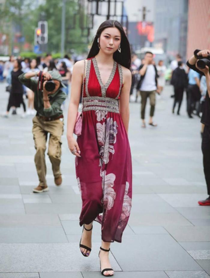 裙子穿出|美女街拍:女模特气场太大,引众人瞩目,谁不服?