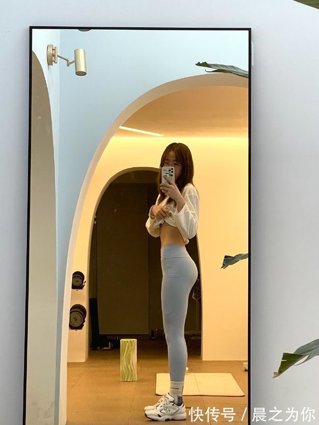 姑娘|微博大V长腿姑娘,大长腿配上黄金比例,蜂腰细臀,妖艳迷人