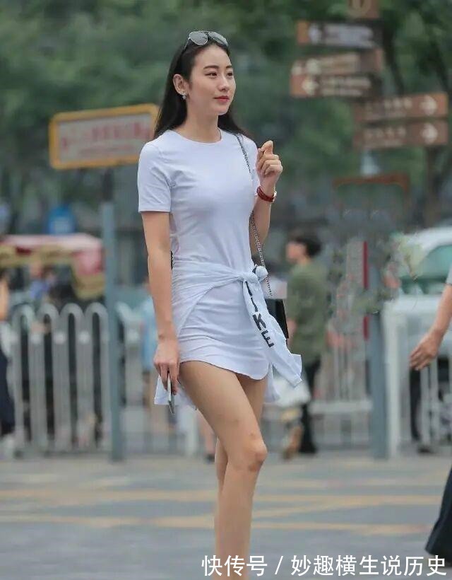 包臀裙 穿上包臀裙让这个季节充满新鲜感,体现美女的身材魅力,搭配凉鞋!