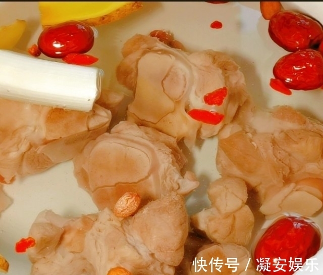 骨头粉丝汤,清淡可口,鲜美滋味