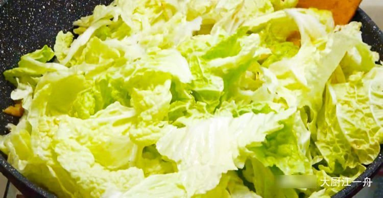 炒白菜时，直接下锅是大错！教你正确做法，白菜爽脆不出水
