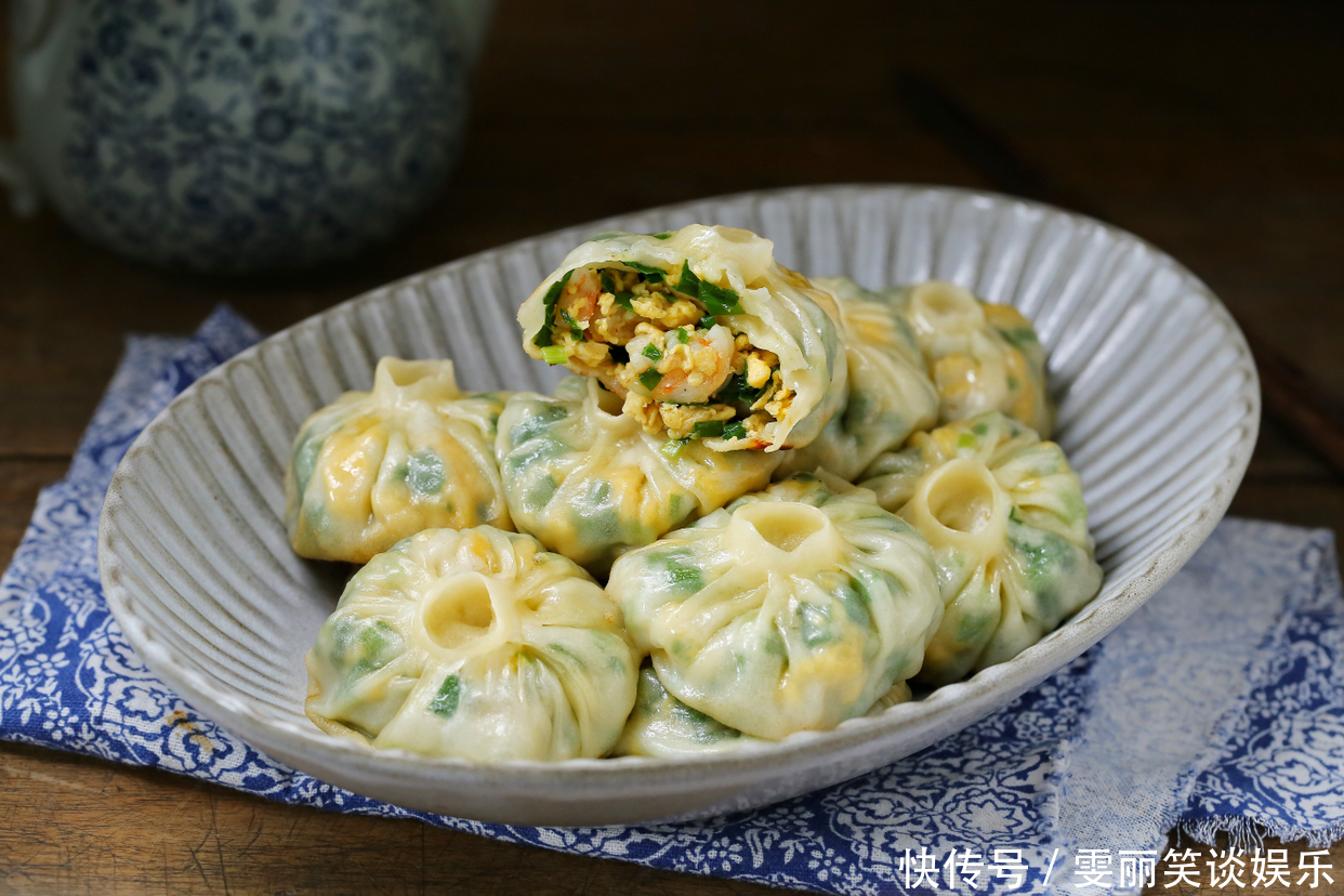 想吃包子又不爱揉面，教你一招，半小时就出锅，皮薄如纸倍儿鲜美