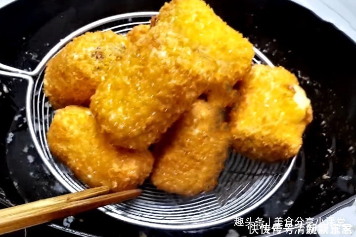 红豆最过瘾的吃法，先卷后炸，香甜酥脆，孩子最爱的小零食