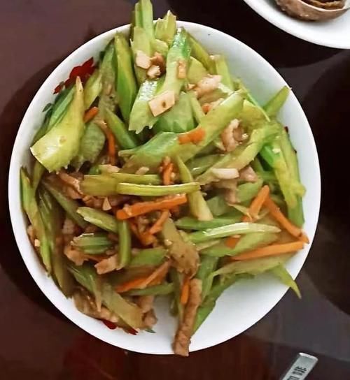 初三“回门”,小舅子媳妇做了14道菜,媳妇都是现成的没炒啥