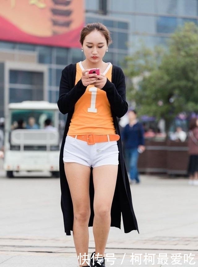 街拍女神：白色T恤搭配牛热裤，给人清纯如水的感觉