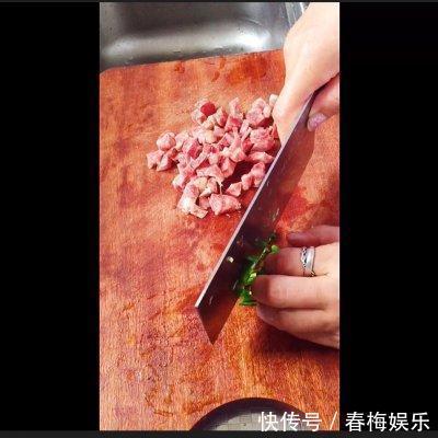 腊肠炒饭|有了这些简单美味.无敌巨好吃的腊肠炒饭，实力下酒