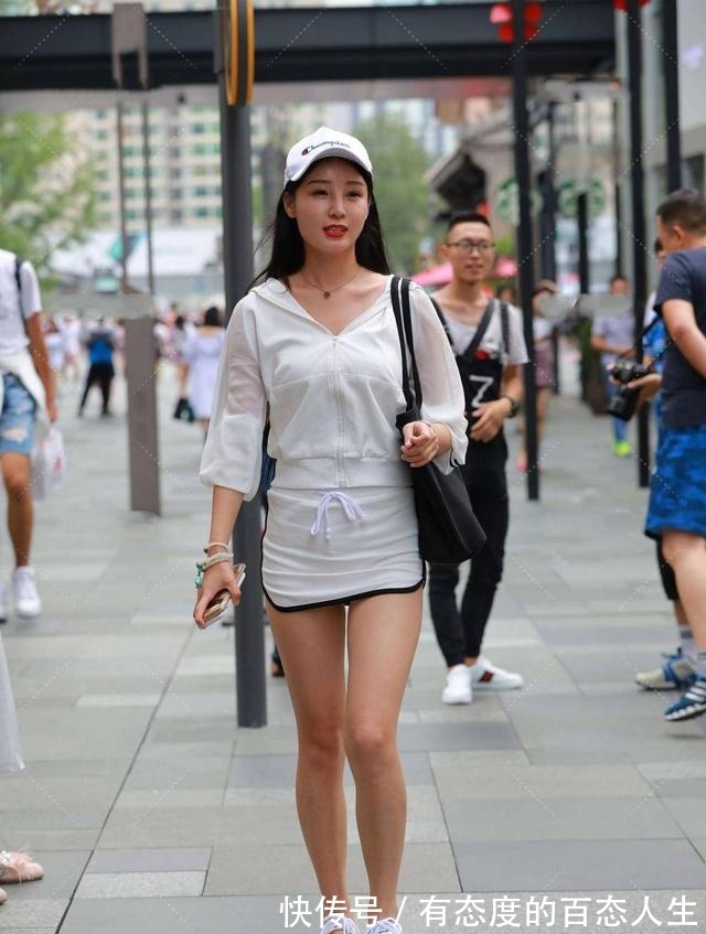 迷你裙 运动衫配迷你裙,这种风格纯粹而富有时尚感!