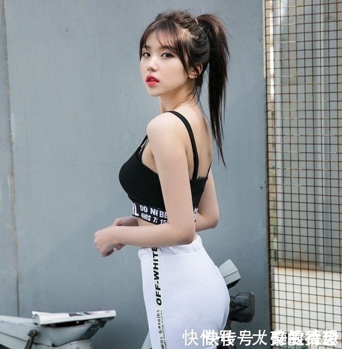 打底裤|街拍:丰满成熟的紧身打底裤美女,勾勒出完美身材曲线!