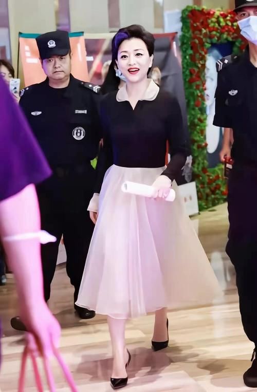 52岁杨澜打扮真时髦，穿蓝色长裙身材没发福，扎丝巾满是贵妇感